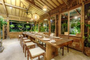 乌鲁瓦图My Dream Bali的大型用餐室配有长桌和椅子
