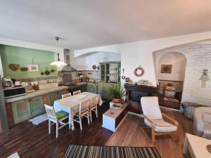 萨利Apartments and rooms by the sea Zaglav, Dugi otok - 8170的厨房以及带桌椅的起居室。