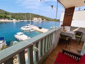 萨利Apartments and rooms by the sea Zaglav, Dugi otok - 8170的阳台享有码头和水中船只的景色