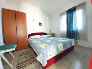 萨利Apartments with a parking space Sali, Dugi otok - 8181的一间卧室设有一张大床和一个窗户。