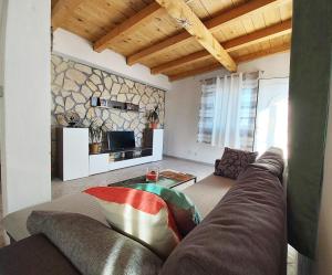 萨利Apartments with a parking space Sali, Dugi otok - 8181的客厅配有沙发和桌子