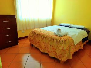 万卡约Hospedaje Las Lilas的一间卧室配有一张带蜡烛的桌子和一张床