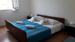 特斯特诺Apartments with a parking space Brsecine, Dubrovnik - 8549的一间卧室配有一张带两个枕头的床