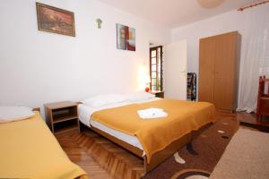 默克斯卡Seaside holiday house Mokosica, Dubrovnik - 8584的一间卧室配有一张黄色毯子床