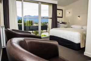 蒂阿瑙峡湾酒店的酒店客房设有一张床和一个阳台。
