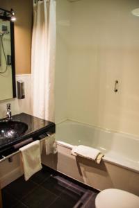 蒂阿瑙峡湾酒店的带浴缸和盥洗盆的浴室
