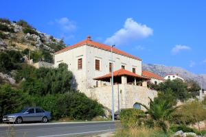 默克斯卡Seaside house with a swimming pool Mokosica, Dubrovnik - 8583的停在路边建筑物前面的汽车