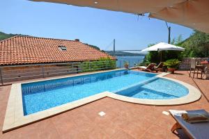 默克斯卡Seaside house with a swimming pool Mokosica, Dubrovnik - 8583的一座大型游泳池,位于房子旁边