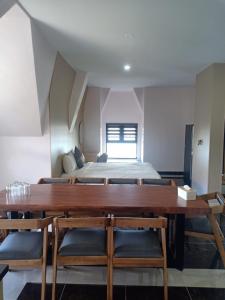 YenKhách Sạn Century Tam Đảo的配有桌椅和床的房间