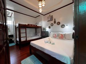 爱妮岛Balay Paragua的一间卧室配有一张床和一张双层床。