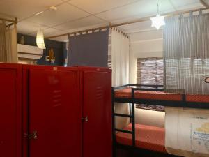 邦劳穆恩富尔斯旅舍的带红色储物柜的客房和配有床的客房