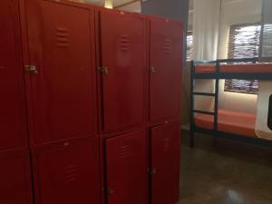 邦劳穆恩富尔斯旅舍的一组红色储物柜,位于带双层床的客房内