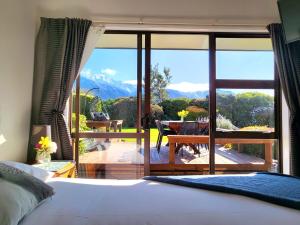 凯库拉Te Mahuru Retreat的一间卧室设有一张床和一个美景阳台