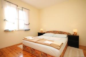 斯拉诺Apartments with a parking space Slano, Dubrovnik - 8547的一间卧室配有一张床,上面有两条毛巾