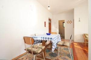 斯拉诺Apartments with a parking space Slano, Dubrovnik - 8547的一间带桌椅的用餐室