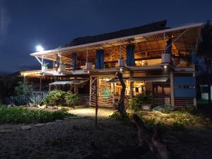 MiramarSirena Surf Lodge Miramar Nicaragua的夜晚有灯的房子