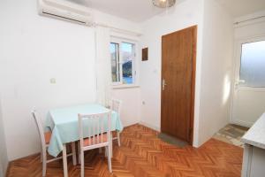 斯拉诺Apartments by the sea Slano, Dubrovnik - 8599的一间带桌椅和门的用餐室