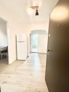 苏利纳Apartment modern in Sulina的一间空房间,配有冰箱和走廊