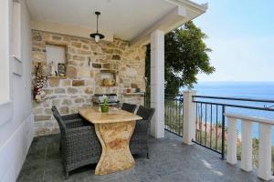 泰斯Seaside holiday house Stanici, Omis - 10357的阳台的天井配有桌椅