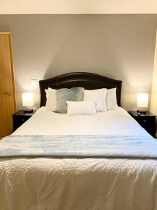 莱文沃思Walk to Downtown Leavenworth * Sleeps 6 + Pets * Ground Level Gem!的一间卧室配有一张带两张台灯的床铺。