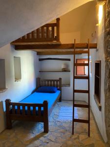 弗班吉Holiday house with a swimming pool Vrbanj, Hvar - 11040的一间卧室设有两张双层床和梯子