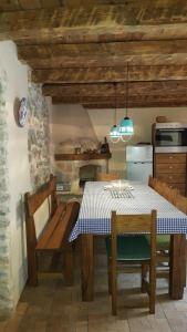 弗班吉Holiday house with a swimming pool Vrbanj, Hvar - 11040的一间带桌椅的厨房和一间用餐室