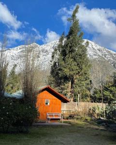 圣何塞德迈波Cabañas Los Olmos的雪覆盖的山前带长凳的小屋