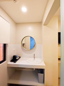 卡利博Hotel Simone Kalibo的一间带水槽和镜子的浴室