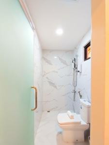 卡利博Hotel Simone Kalibo的一间带卫生间和白色墙壁的浴室
