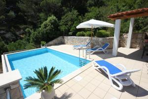 Family friendly apartments with a swimming pool Trstenik, Peljesac - 11081内部或周边的泳池