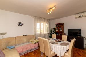 苏佩塔尔Apartment Supetar 11278a的客厅配有沙发和桌子