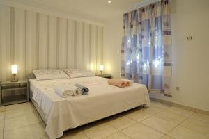 尼亚卢卡Apartments by the sea Cove Nova, Korcula - 11353的卧室配有带毛巾的大型白色床