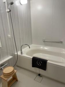 京都Sakura Cross Hotel Kyoto Kiyomizu的一间带卫生间和浴缸的浴室