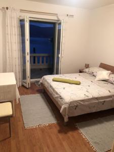 普契什查Apartments with WiFi Pucisca, Brac - 11416的一间卧室设有一张床和一个滑动玻璃门