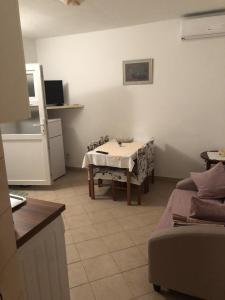 普契什查Apartments with WiFi Pucisca, Brac - 11416的客厅配有桌子和沙发