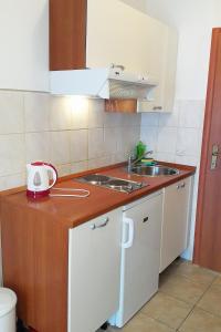 格拉达茨Apartments with a parking space Gradac, Makarska - 11332的厨房配有水槽和台面