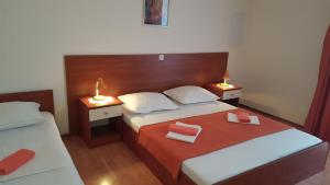 格拉达茨Apartments with a parking space Gradac, Makarska - 11332的一间卧室设有两张床和两张台灯。