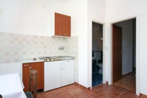 古维达里Apartment Pomena 10426b的一间带水槽和卫生间的厨房