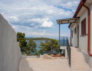 耶尔萨Vila Casa di mare Jelsa, otok Hvar的享有水景的建筑阳台