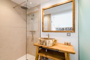 埃斯卡纳Outsite Ibiza的一间带水槽和镜子的浴室