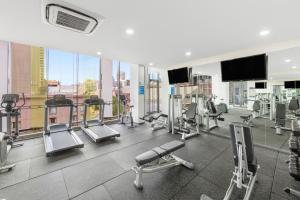 悉尼Meriton Suites Campbell Street, Sydney的大楼内带有氧器材的健身房