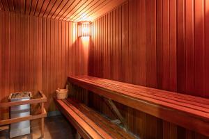 悉尼Meriton Suites Campbell Street, Sydney的桑拿浴室的木凳,光线充足
