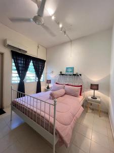 怡保Eira Homestay Lost World Of Tambun M uslim only的一间卧室配有一张带粉色床单的床和一扇窗户。