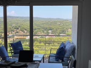 布拉内斯Villa for 2 families的客房设有大窗户,享有山景。