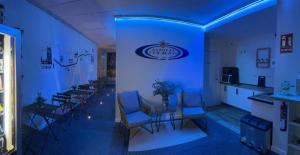 卡尔达斯·德·雷斯Albergue As Pozas Termais的餐厅内带桌椅的蓝色客房