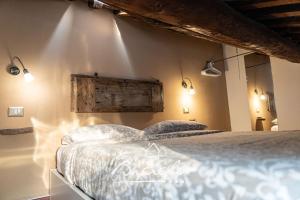 费拉拉费拉拉市比奇科罗公寓的卧室配有一张挂在墙上的灯光床。