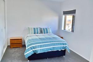 西南岩Waterford Apartment 5的一间卧室设有一张床和一个窗口
