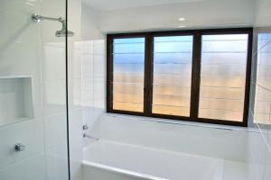 西南岩Waterford Apartment 5的带淋浴的浴室和玻璃窗