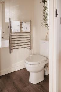科尔切斯特The Dragonfly Shepherds Hut的白色的浴室设有卫生间和毛巾架。