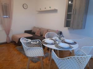 皮罗特Apartman Stevan的客厅配有桌椅和沙发
